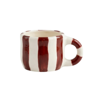 Taza de cerámica artesanal blanca con rayas verticales granates y acabado esmaltado brillante, vista frontal.