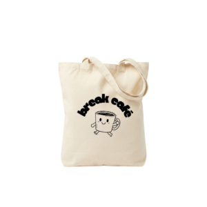 Tote bag de tela color crema con el logotipo de Break café y el personaje Macchi sobre fondo blanco